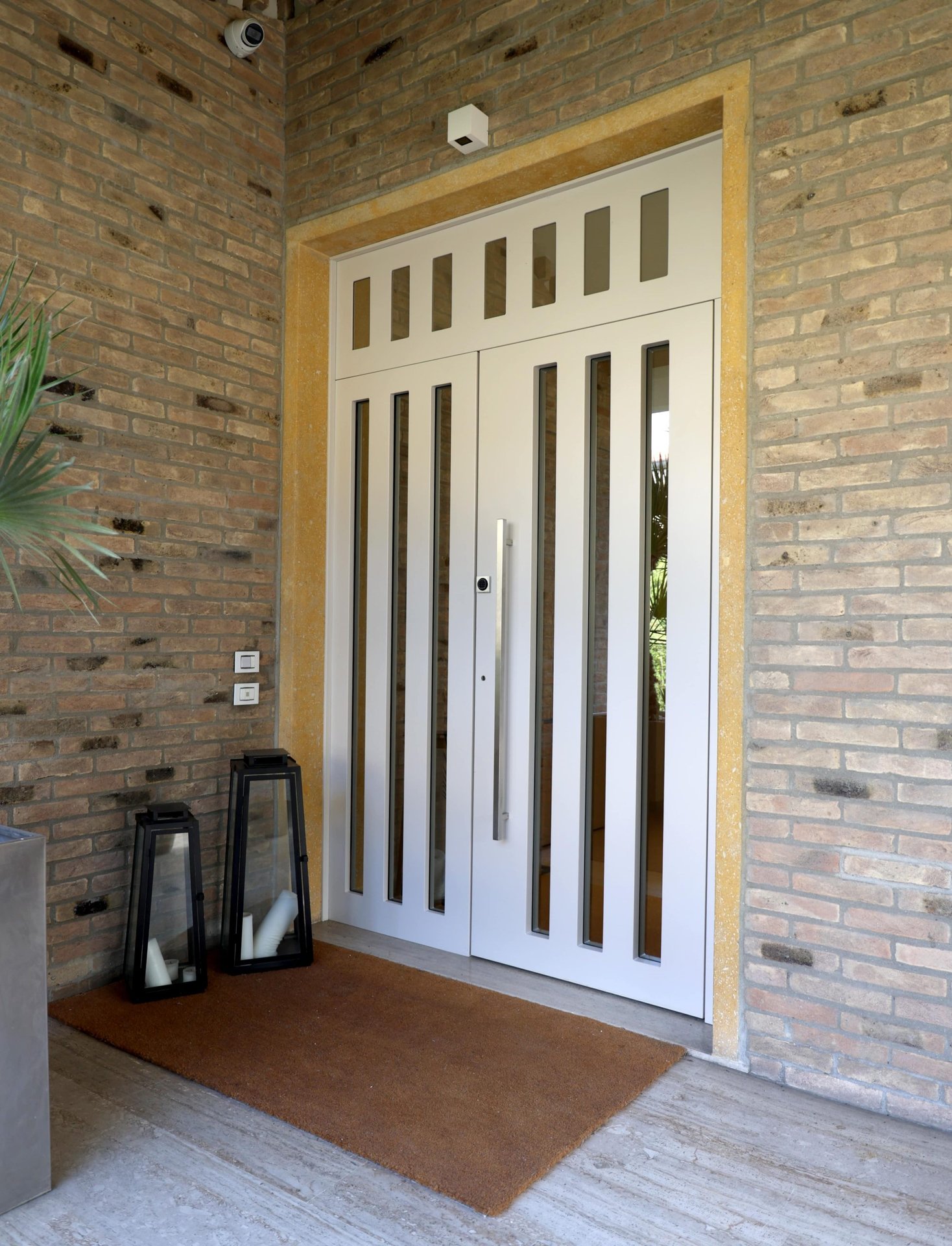 Porta blindata su disegno per l'ingresso di una villa a Padova