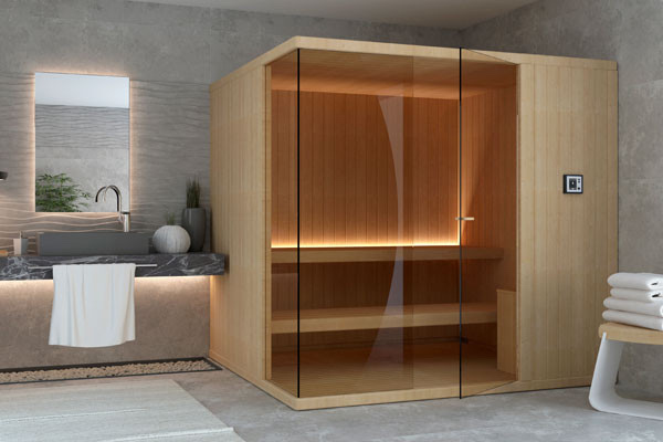 Sauna finlandese classica in legno chiaro con frontale in vetro in un bagno moderno