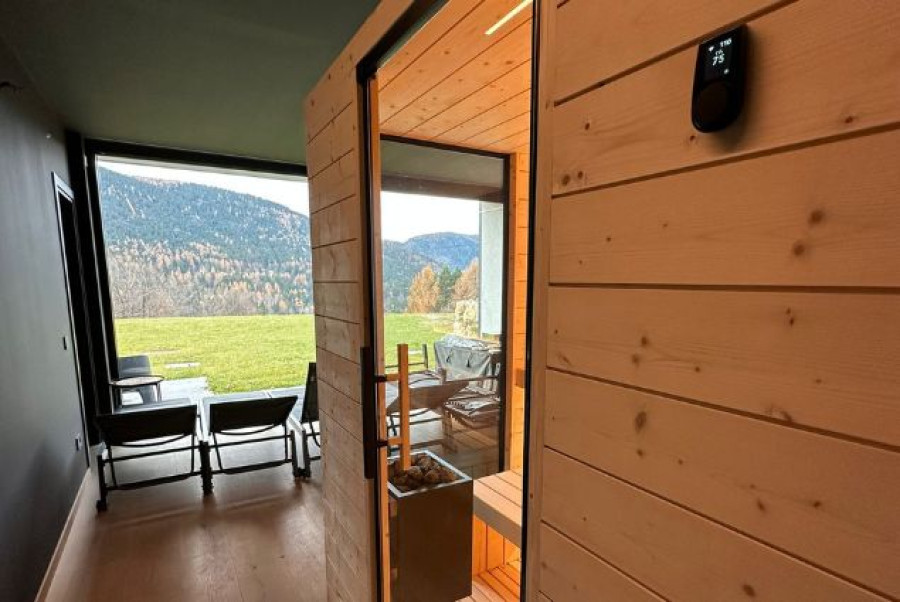 Sauna con vetrata sulle montagne a Folgaria